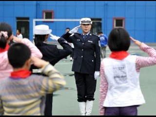 乐山市公安局女交警