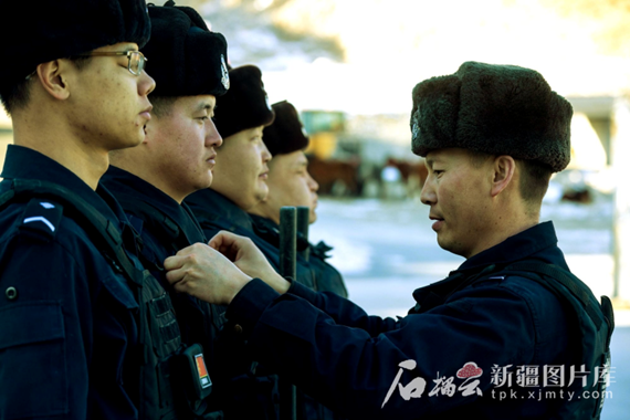中国青年五四奖章获得者阿思里别克：当好牧民群众的“服务员”