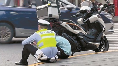 上海交警的这个背影，是点亮城市的凡人微光